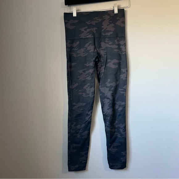 Spanx Look at me, know, seamless leggings black, camo size, medium - Picture 8 of 11